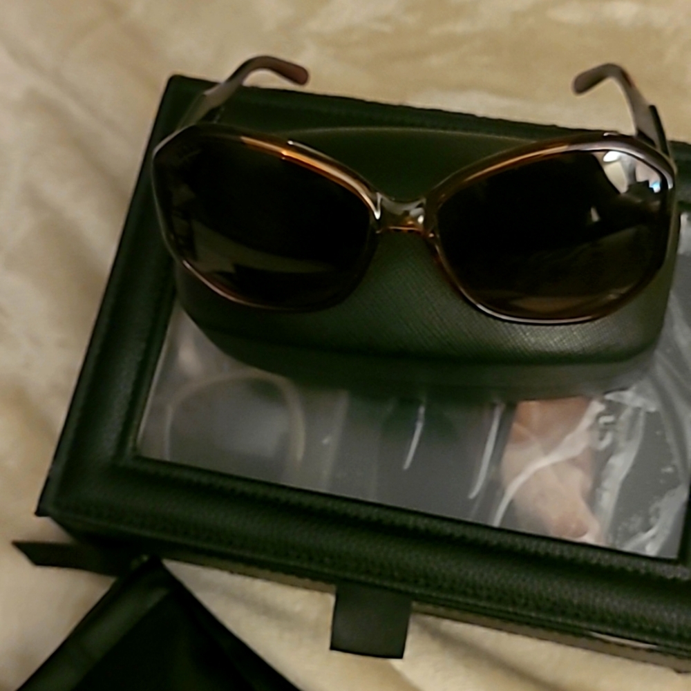 SALVATORE FERRAGAMO Elegant Black Sunglasses